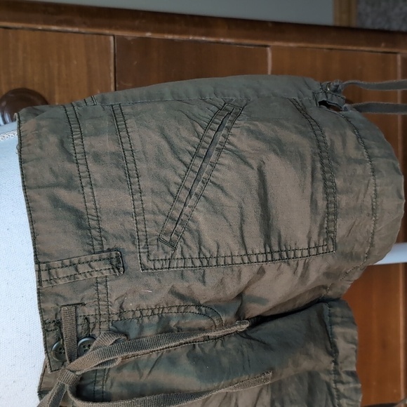 Old Navy Army GREEN Khaki Shorts Sits below Waist SZ8 - Picture 3 of 11